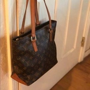 Beautiful vintage Louis Vuitton, some stains on the bottom of purse shown in pic